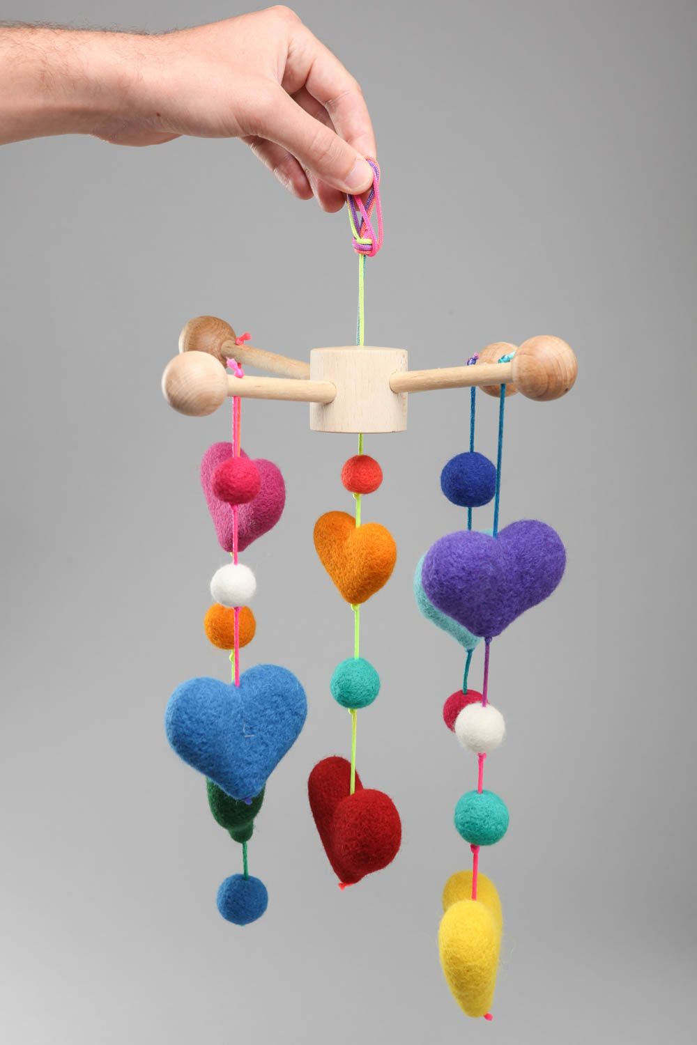 Подвеска в кроватку с игрушками сердечками красивая цветная детская хэнд мейд фото 5