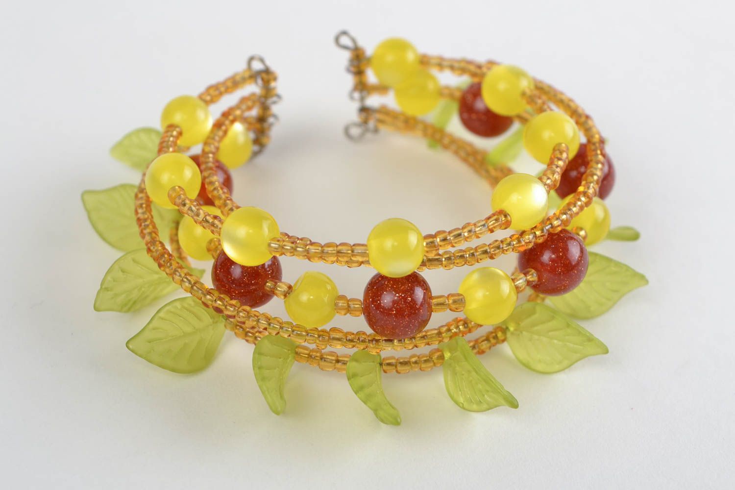 Schönes Armband aus Glasperlen mit Blättern Sommer Schmuck für aufffallende Dame foto 1