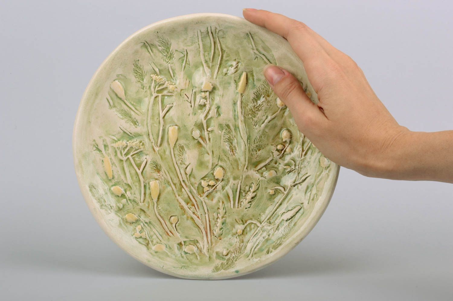 Assiette en argile peinte ronde vert clair avec motif en relief faite main photo 3