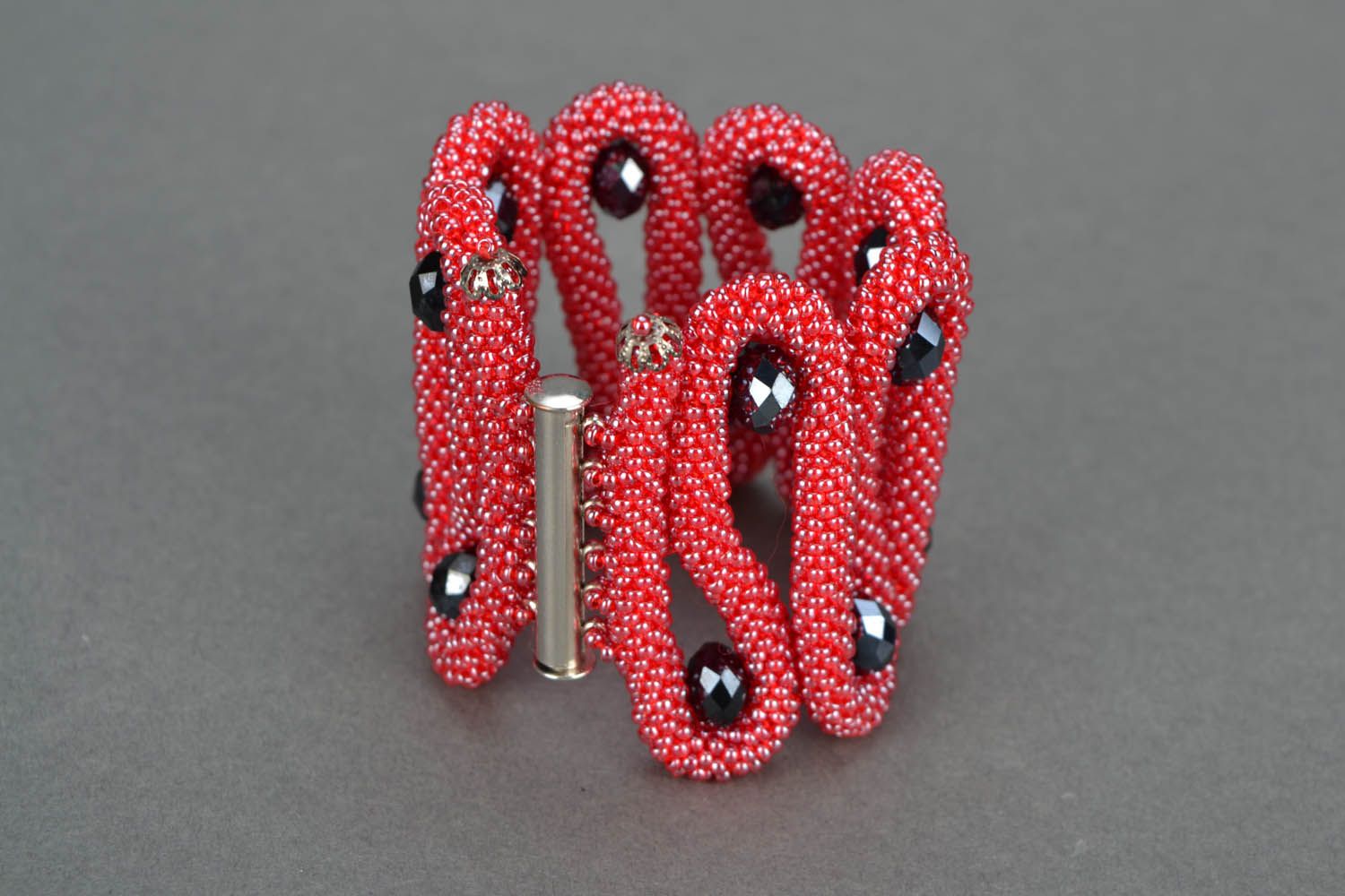 Red beaded bracelet photo 4