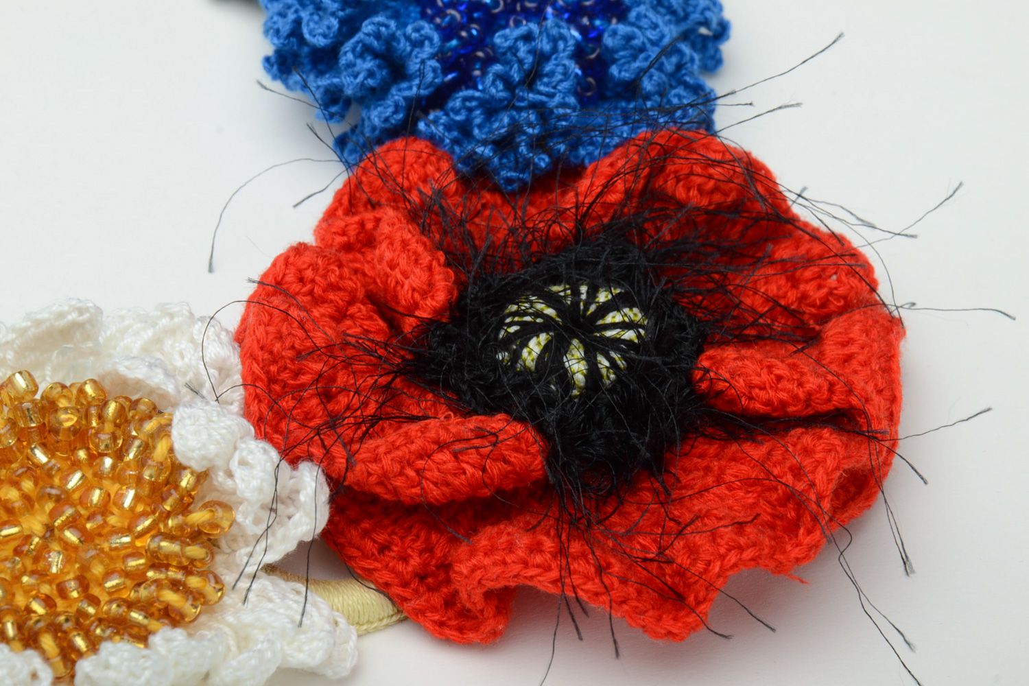 Gros collier tricoté au crochet fait main design avec fleurs des champs photo 3