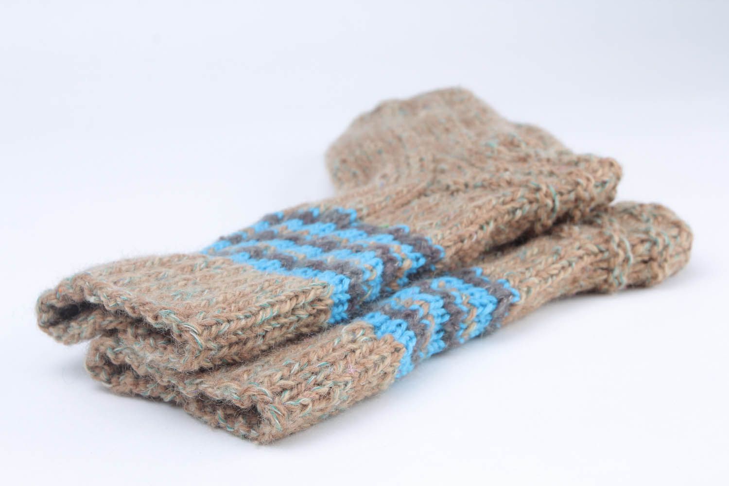 Вязаные носки с голубыми полосками фото 2