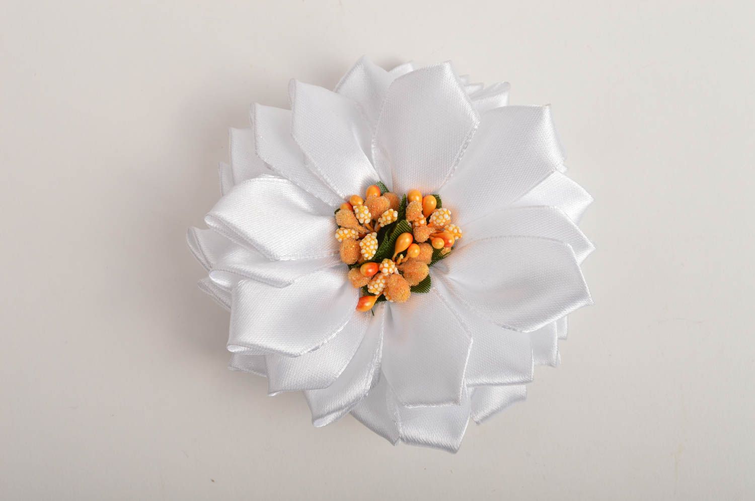Gancho con flor artesanal blanca complemento para peinados regalo original foto 3