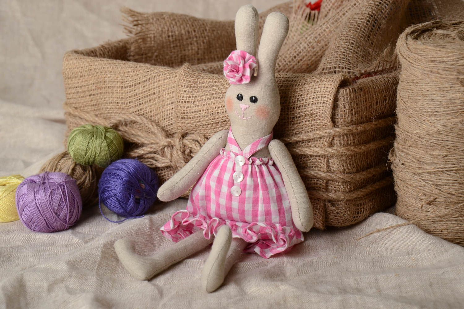 Мягкая игрушка заяц из льна и ситца пошитая вручную подарок для девочки фото 1