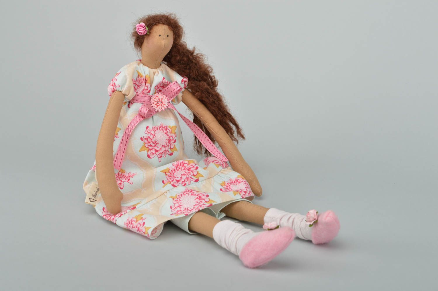 Bambola bella in stoffa fatta a mano pupazzo tessile originale decorativo
 foto 4