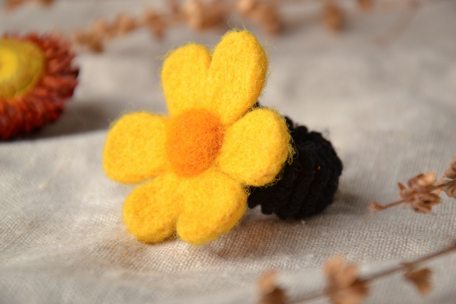 Élastique pour cheveux en laine feutrée Fleur jaune photo 1