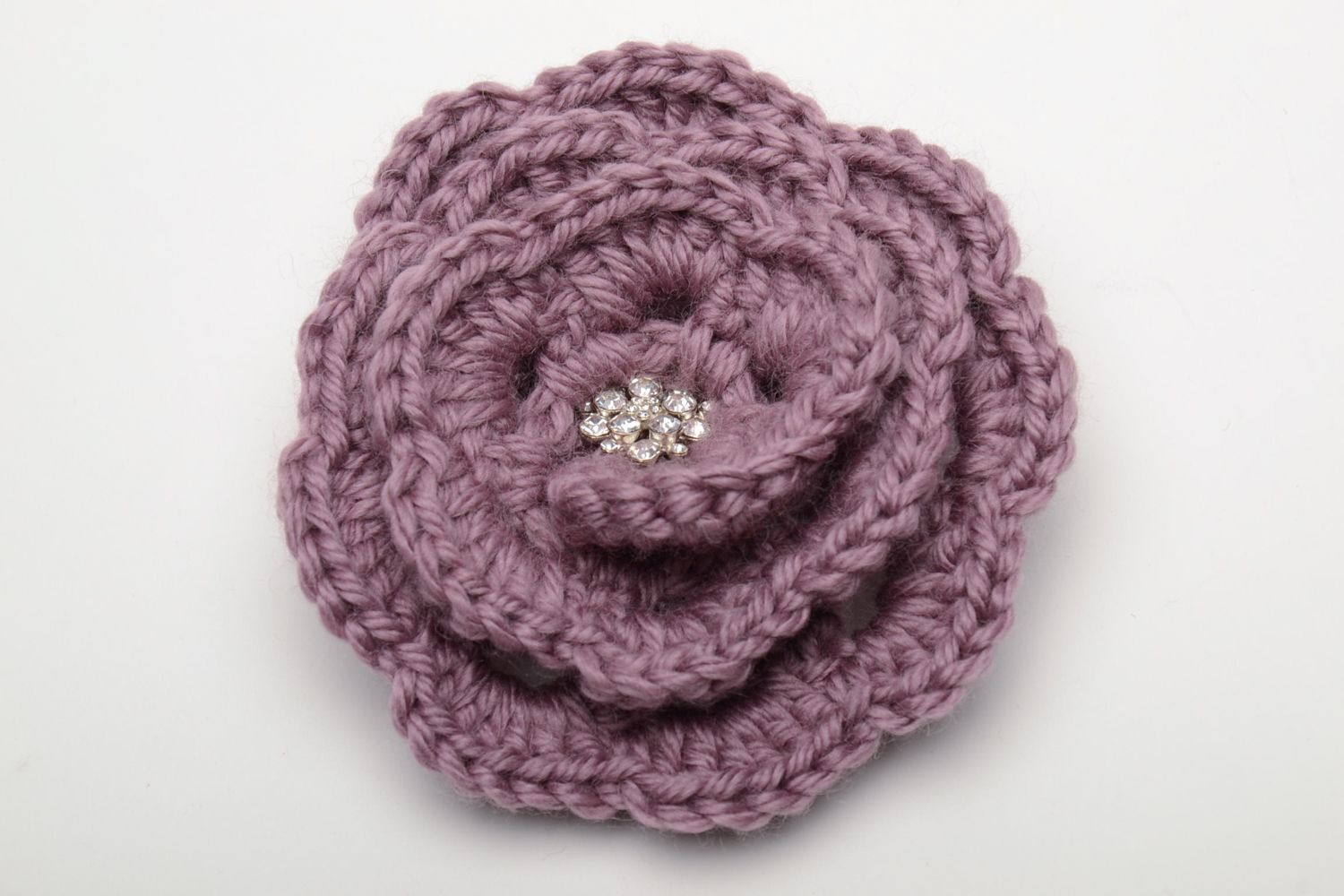 Broche fleur tricotée en laine faite main photo 3