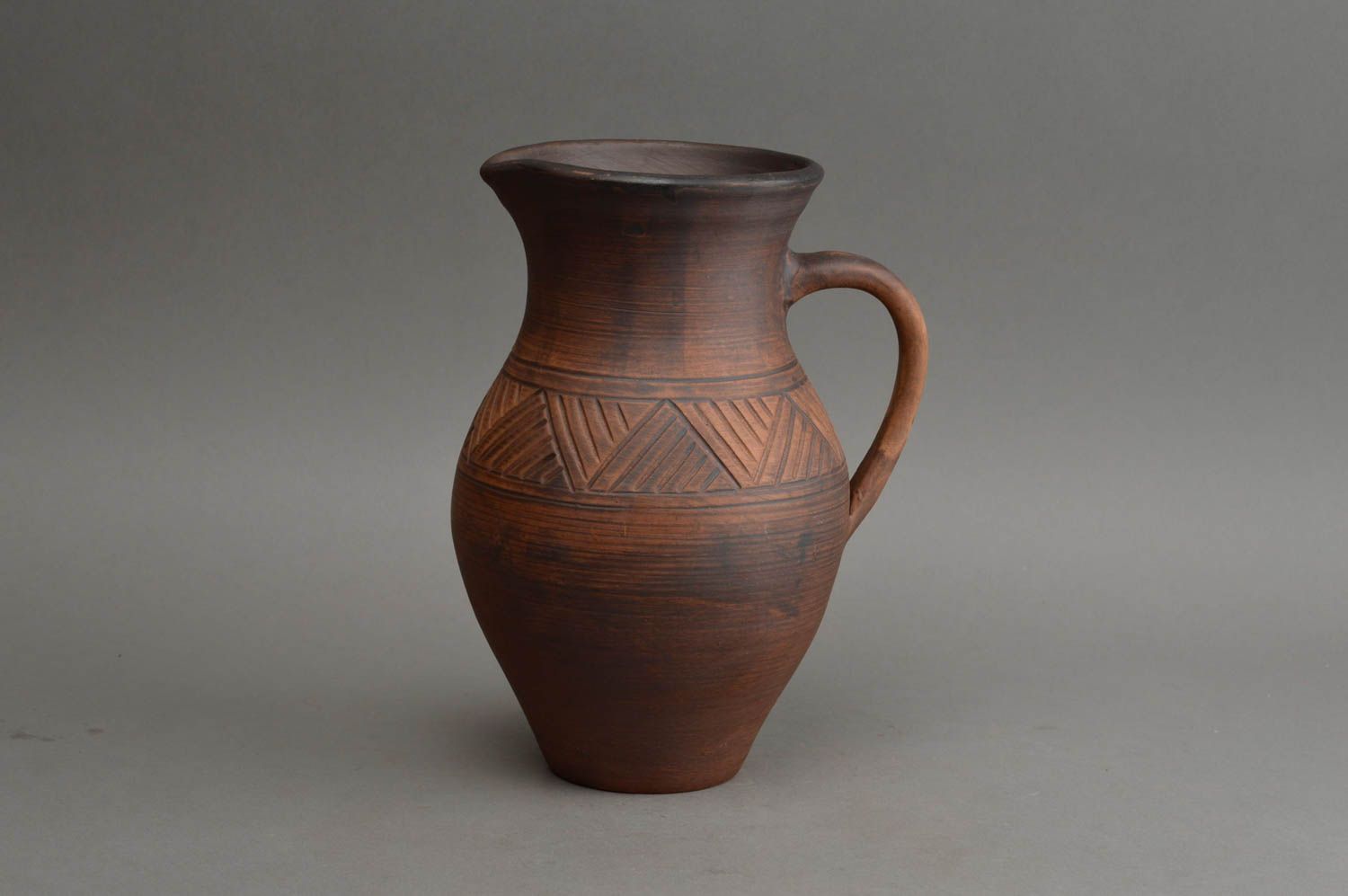 Jarro de arcilla marrón oscuro alto bonito artesanal original vajilla cerámica foto 2