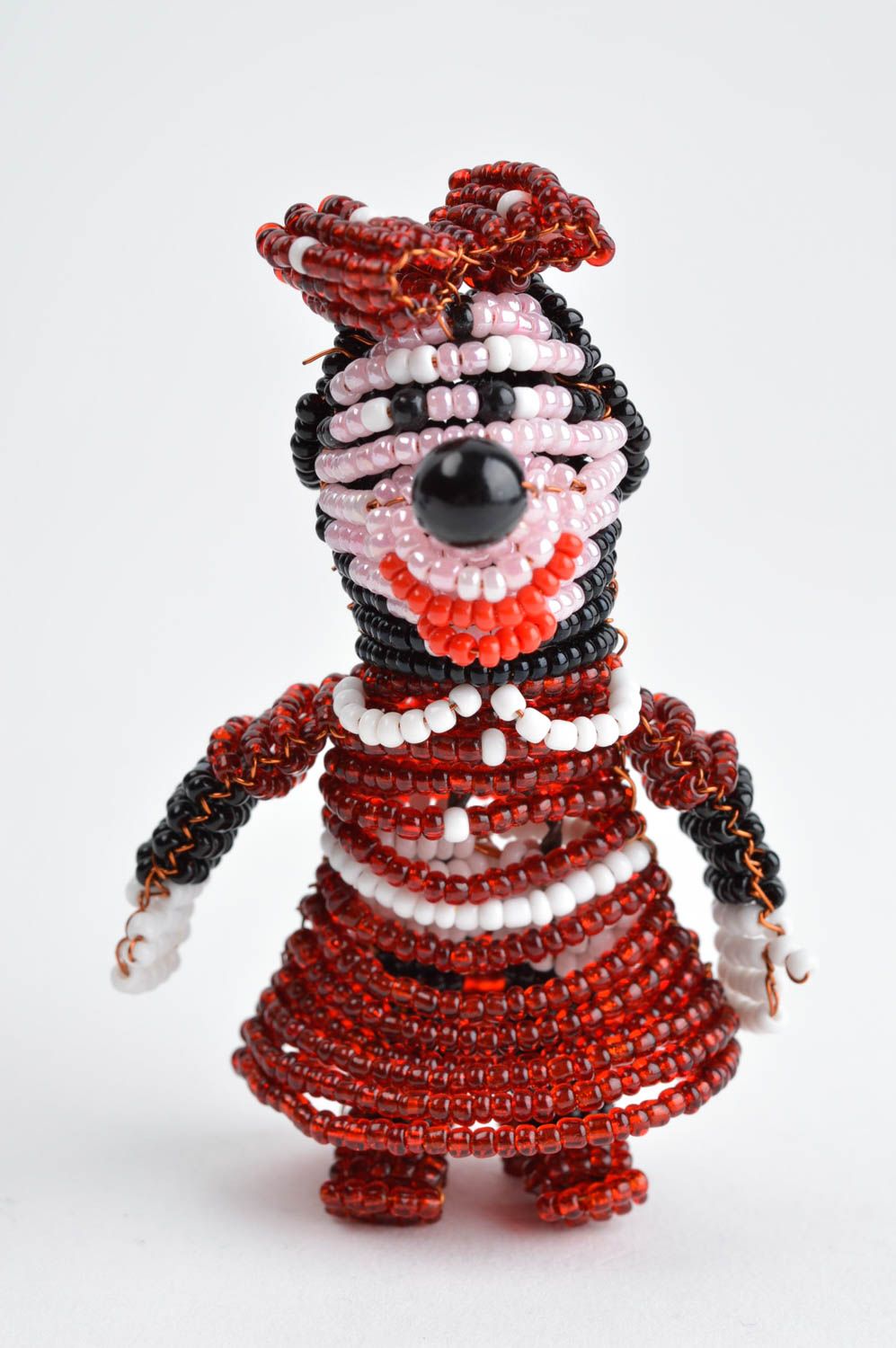 Statuetta cane con fiocco fatta a mano figurina decorativa in perline foto 2