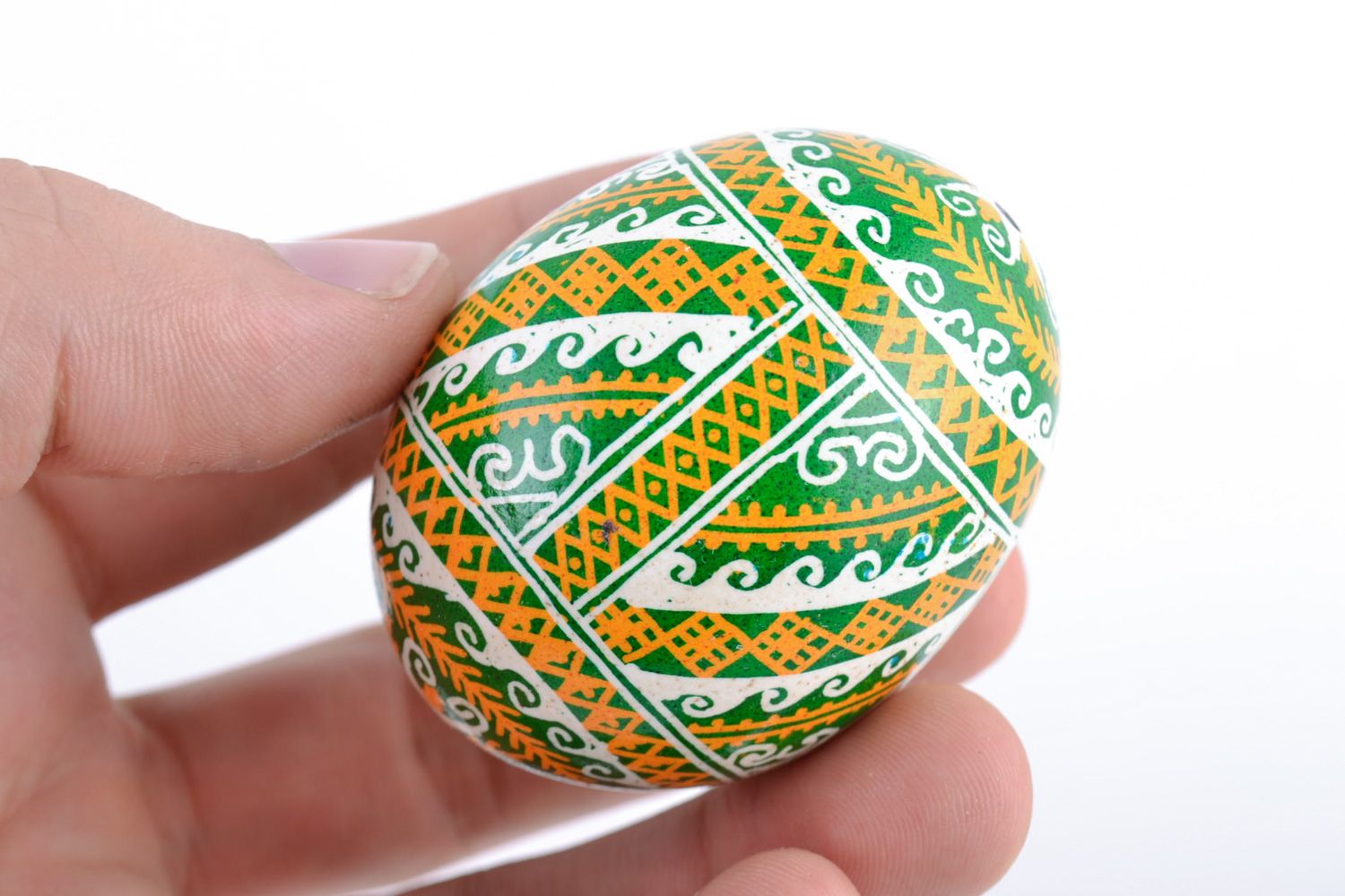 Huevo de Pascua artesanal huevo de gallina pintado con ornamento  foto 2
