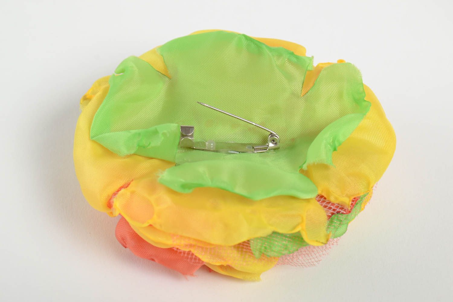 Яркая разноцветная брошь в виде цветка авторский аксессуар ручной работы фото 3