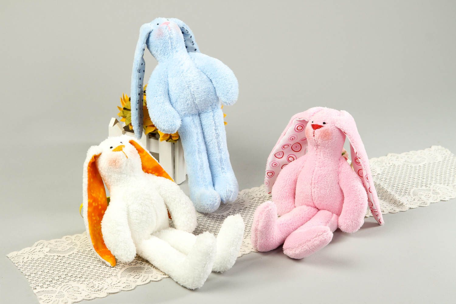 Handmade drei Kuscheltiere Hasen bunt Stoff Spielzeuge Set Geschenke für Kinder  foto 1