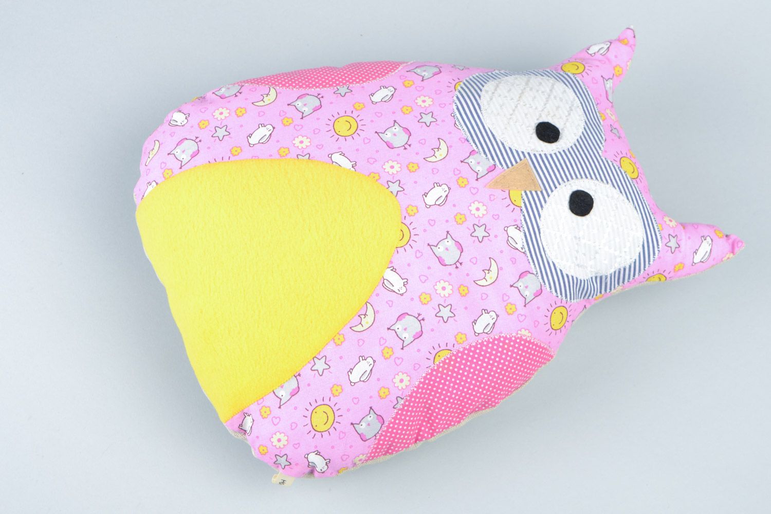 Интерьерная игрушка-подушка в виде красивой совы из флиса ручной работы фото 3