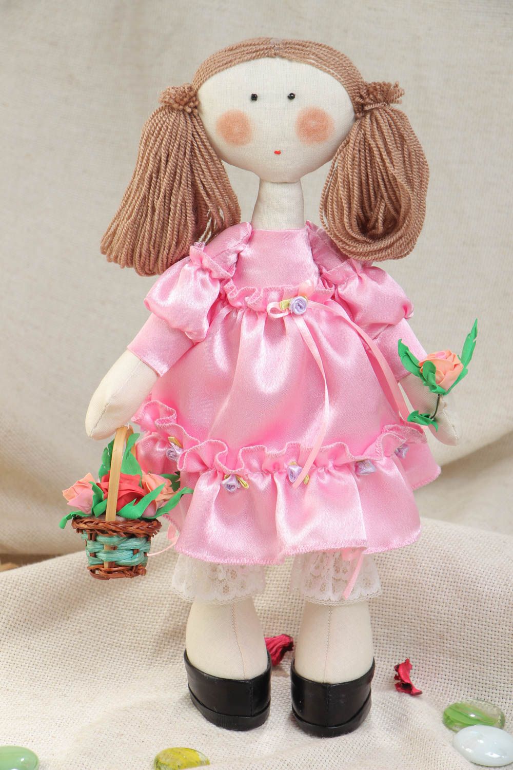 Muñeca decorativa hecha a mano de trapo en vestido de raso con rosa foto 1