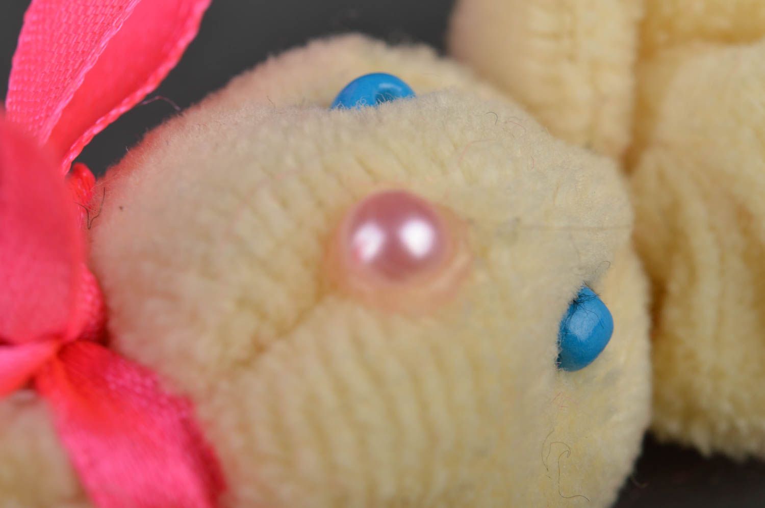 Маленькая милая пальчиковая игрушка зайчик из плюша для детей ручная работа фото 4