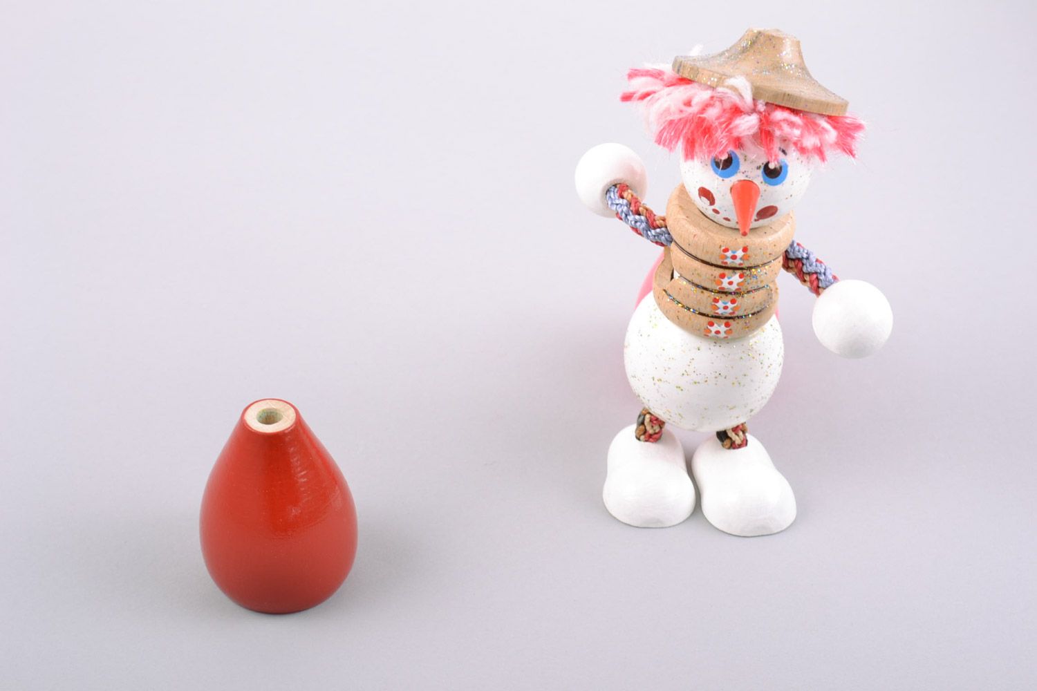 Деревянная игрушка снеговик с росписью ручной работы для детей авторская милая фото 1