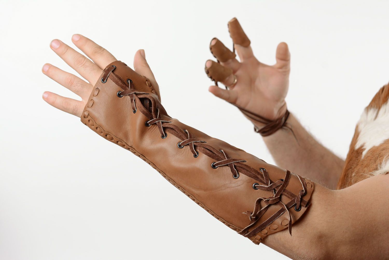 Accessori per arciere fatti a mano per mani ditale e bracciale di pelle naturale foto 1