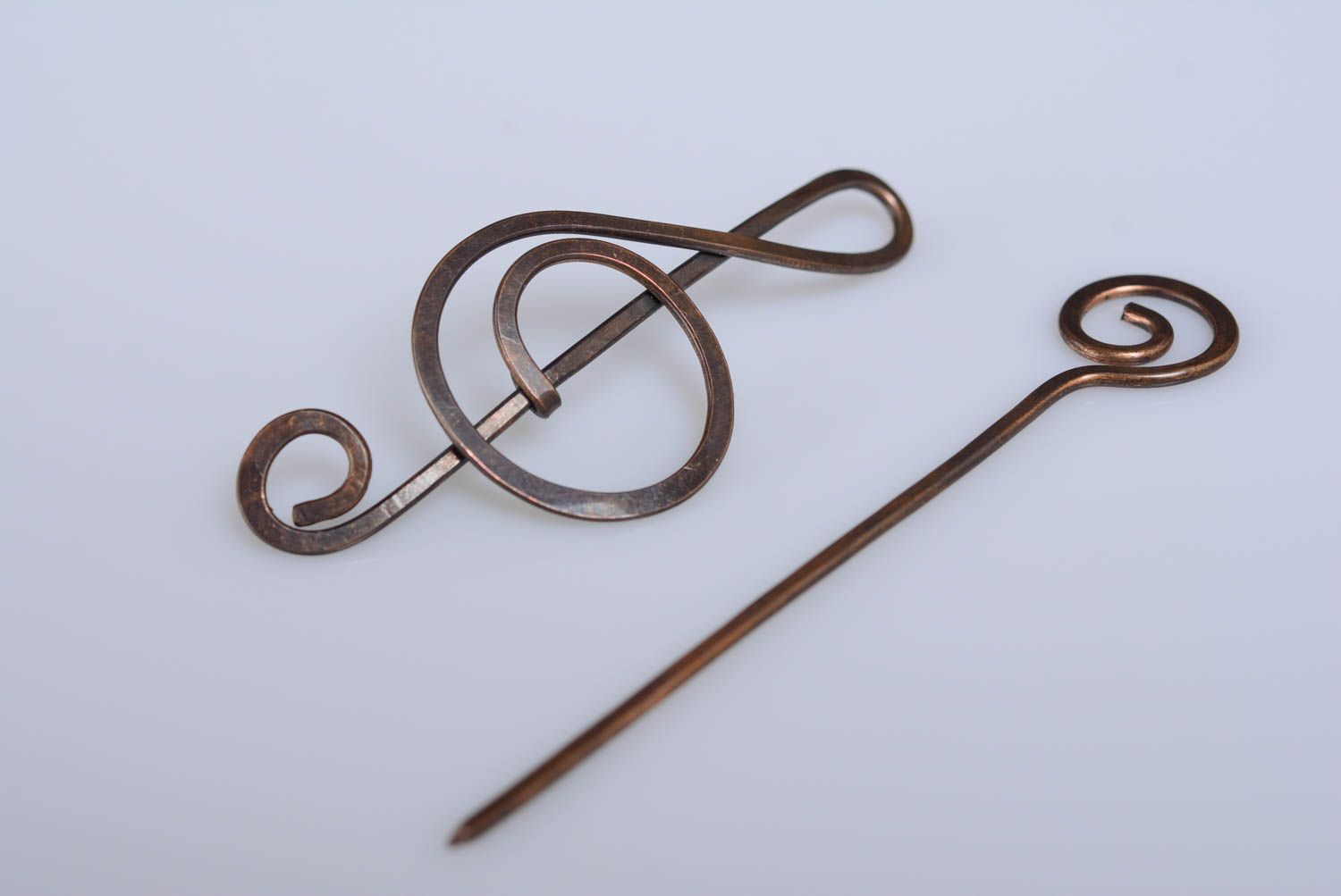 Брошь из меди скрипичный ключ небольшая оригинальная в технике wire wrap хендмэйд фото 1