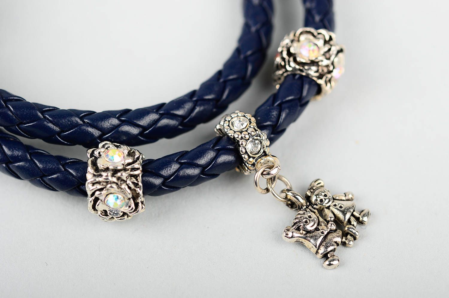 Bracelet cuir artificiel Bijou fait main bleu foncé Accessoire design cadeau photo 4