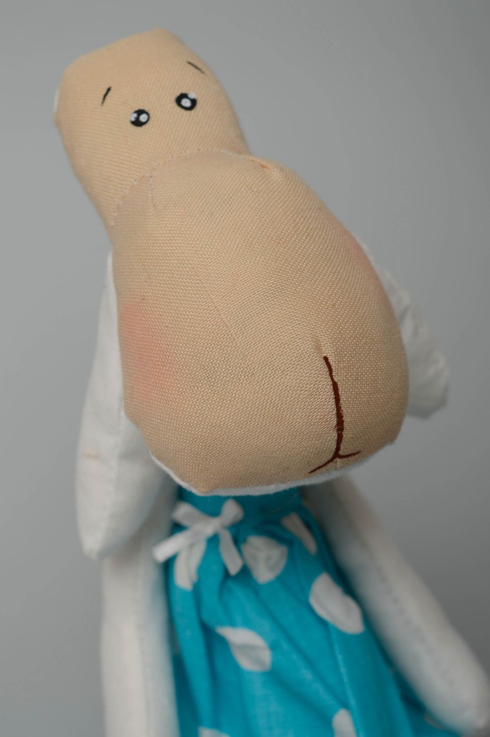 Текстильная игрушка овечка в голубом сарафане фото 2