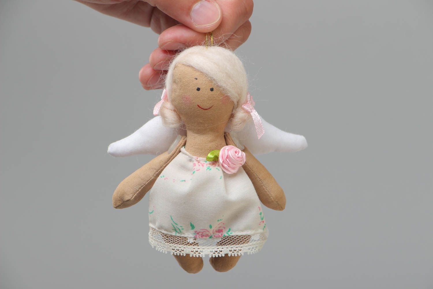 Игрушка кукла из ткани в виде ангела в белом платье маленькая ручной работы фото 5
