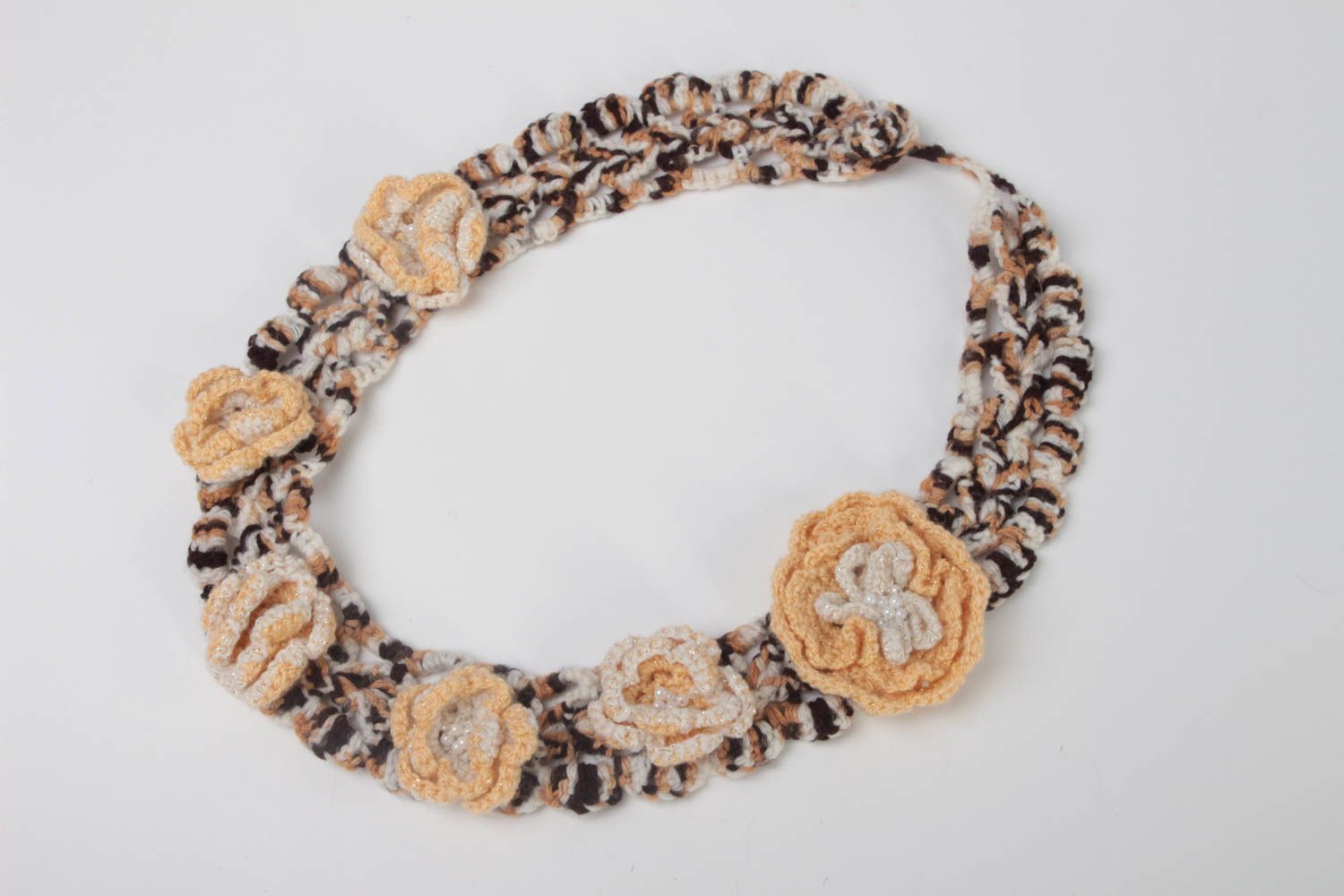Collier fleurs Bijou fait main beige tricoté au crochet Cadeau pour femme photo 3