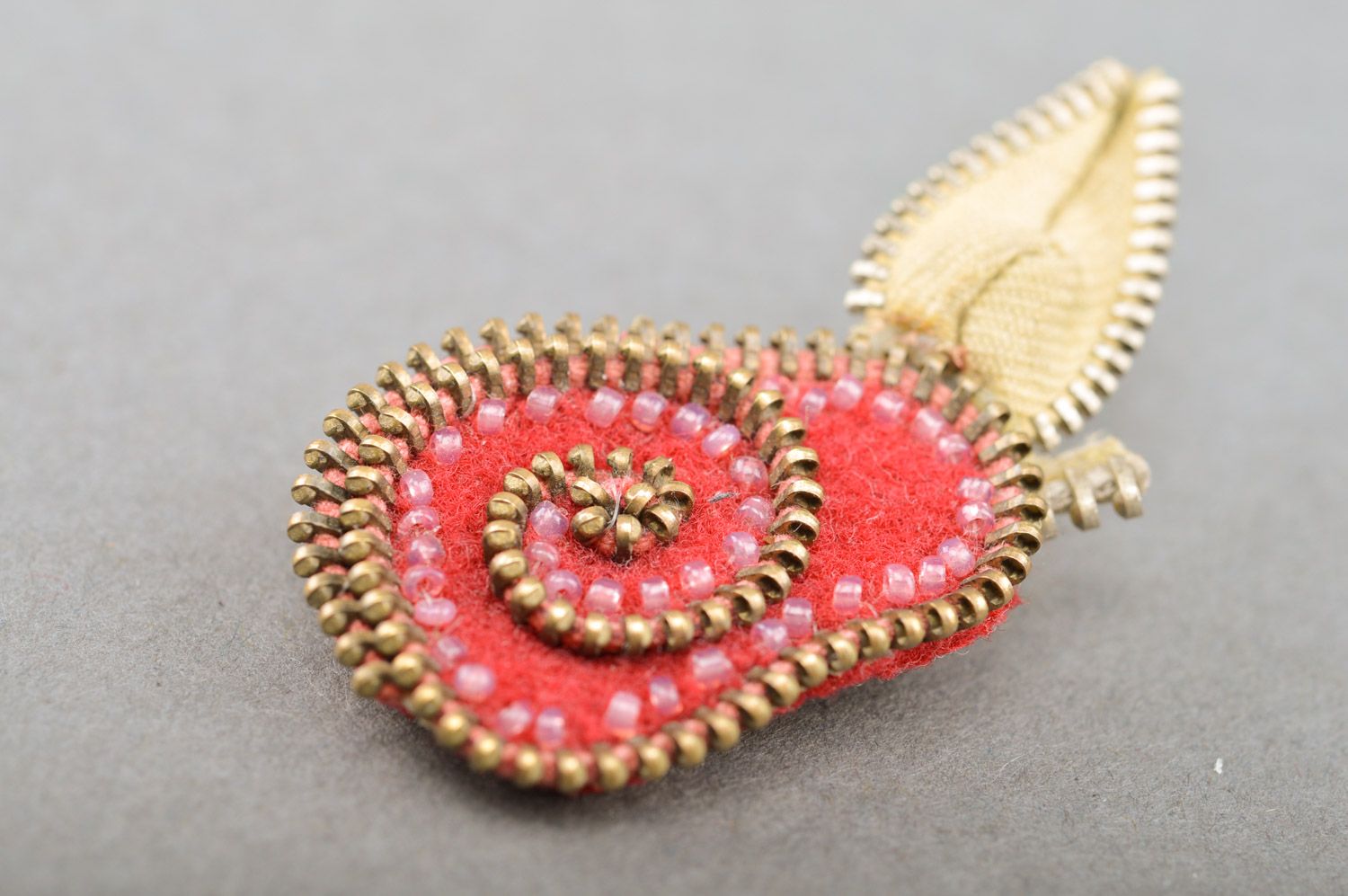 Broche artesanal de cachemira pequeño con cremalleras y abalorios con forma de pera hecho a mano foto 3