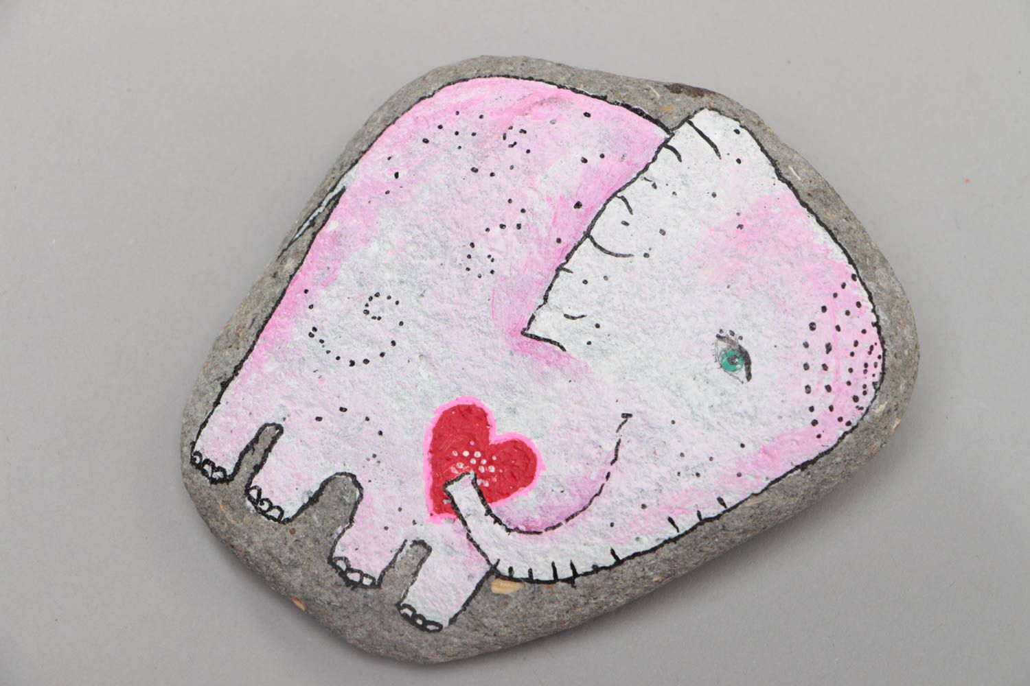 Piedra de mar pintada a mano con acrílicos original decorativa con elefante foto 2