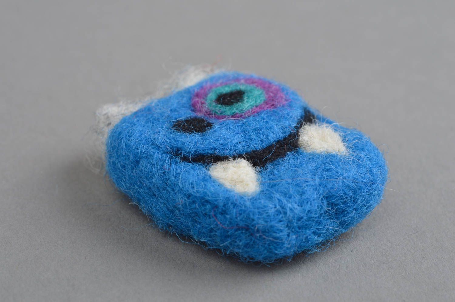 Breloque bleue en laine technique de feutrage faite main Monstre amusant photo 2