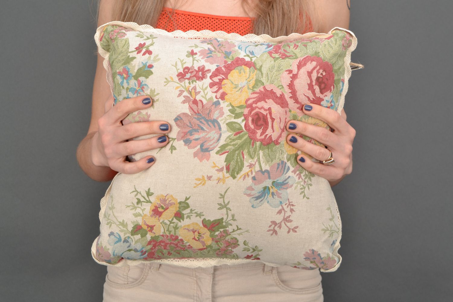 Мягкая диванная подушка для интерьера из ткани с кружевом фото 2