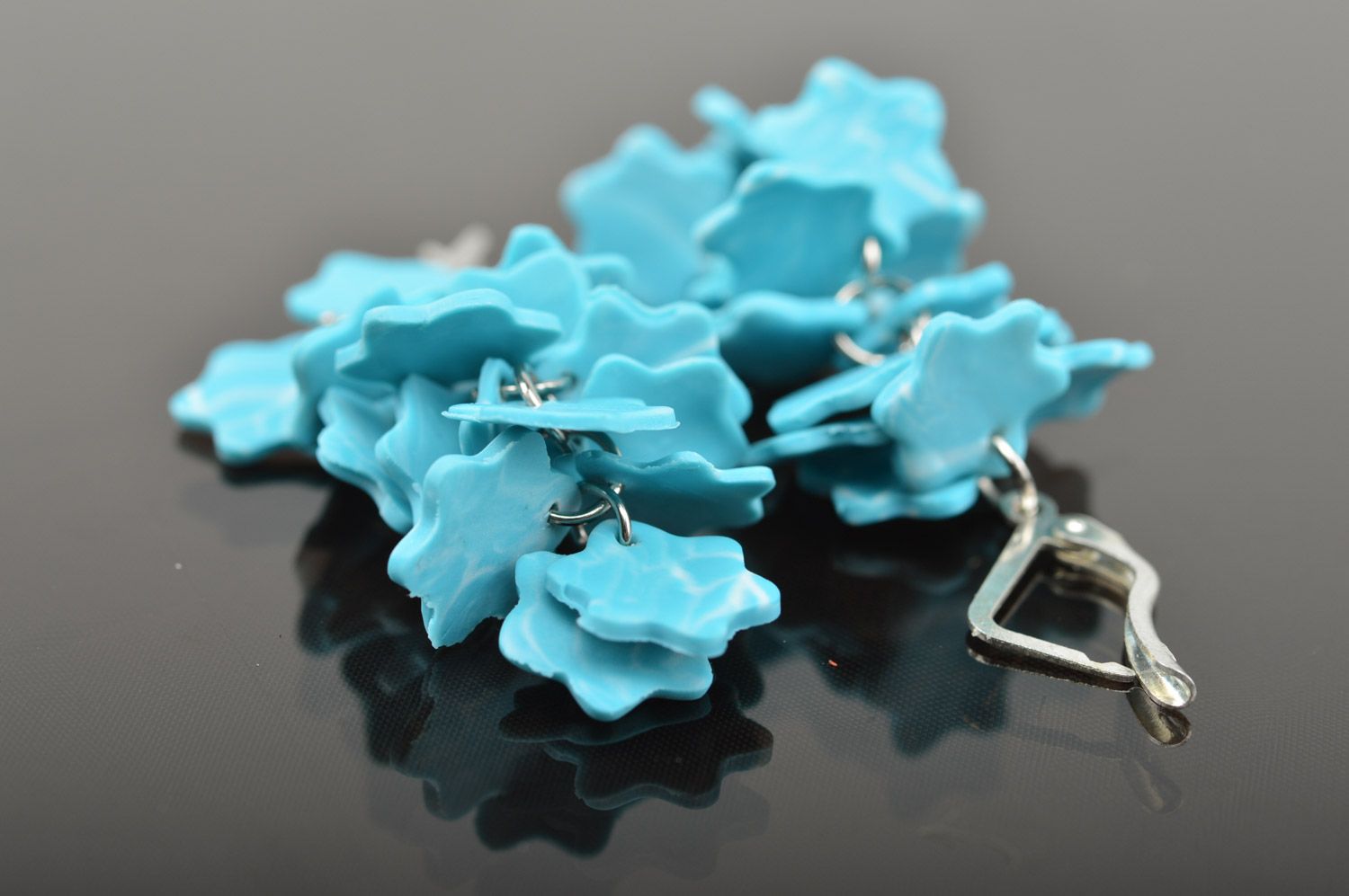 Серьги из полимерной глины голубые снежинки ручной работы с подвесками женские фото 5