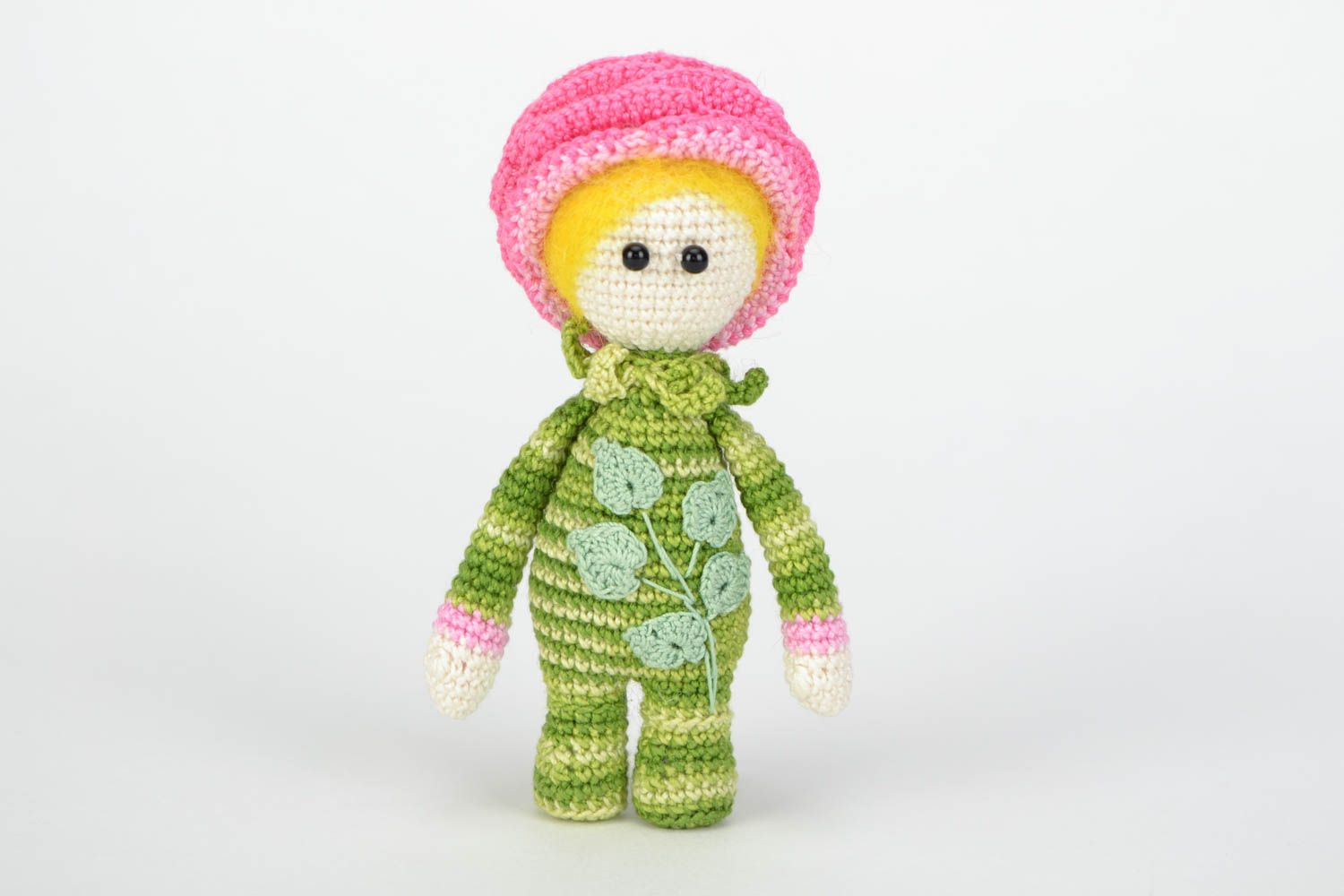 Petite poupée tricotée faite main fille en costume vert et bonnet rose photo 1