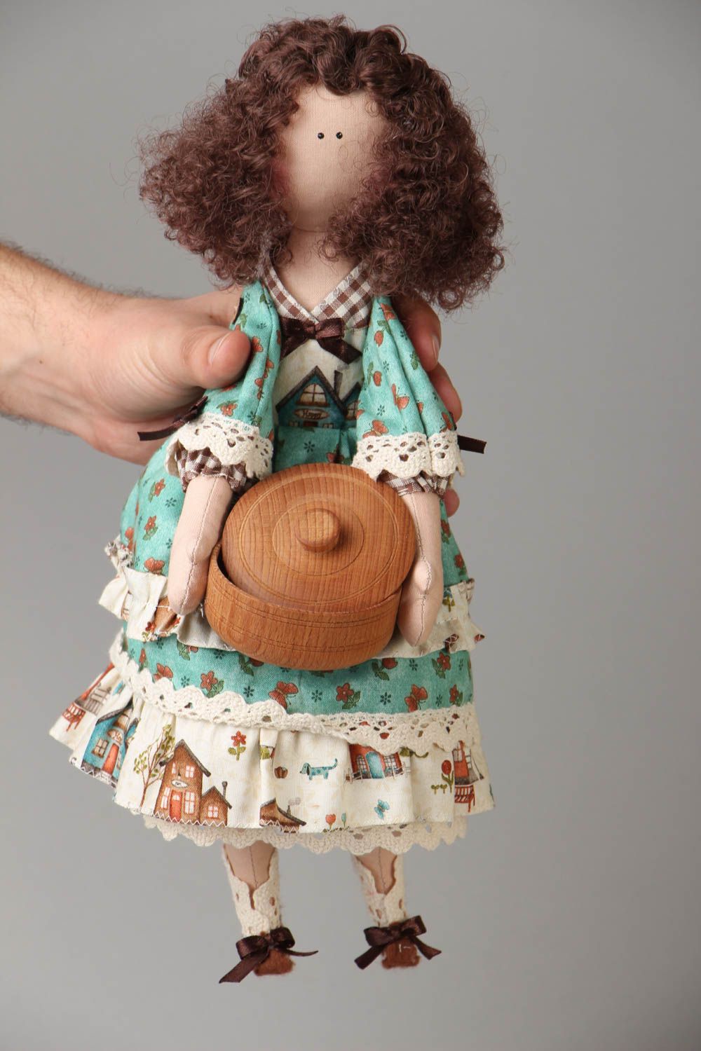 Авторская текстильная кукла со шкатулкой фото 4