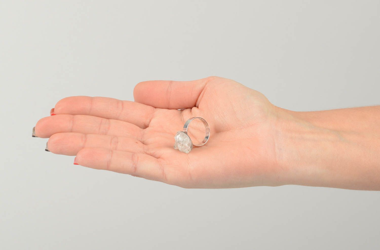 Großer Ring am Finger handmade Metall Schmuck mit Kristall originelles Geschenk foto 5
