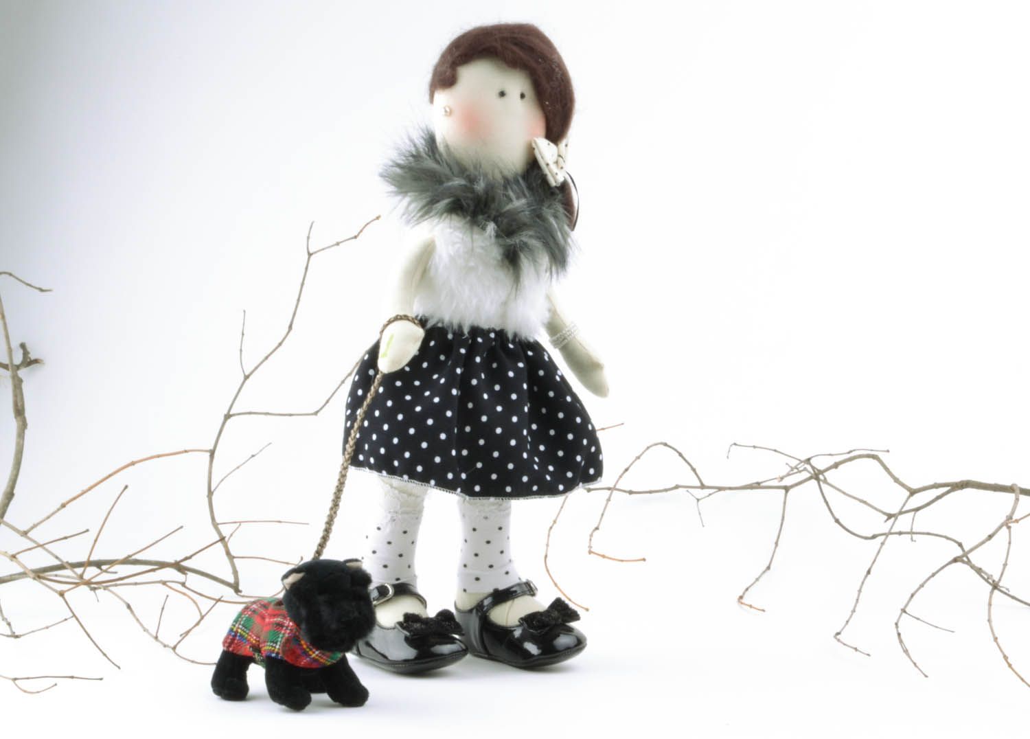 Textil Puppe Irinka mit einem Hund foto 1