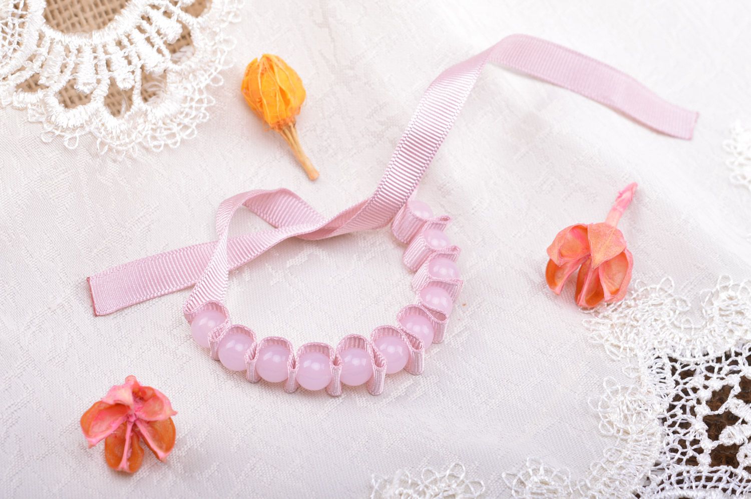 Bracelet en perles de plastique et ruban reps rose fait main cadeau romantique photo 5