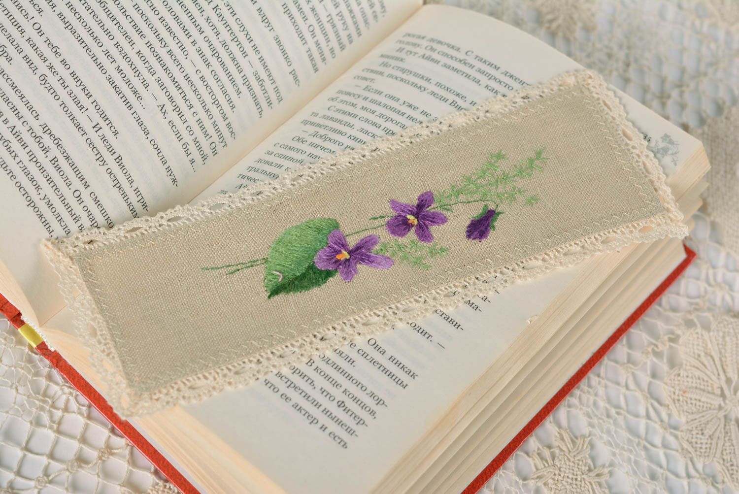 Marque-page fait main Accessoire livre lin broderie fleurs violettes Idée cadeau photo 1