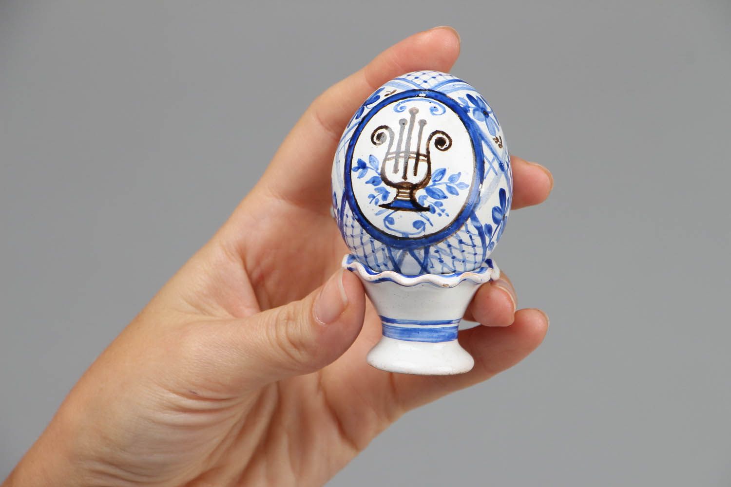 Huevo de cerámica en un soporte foto 4