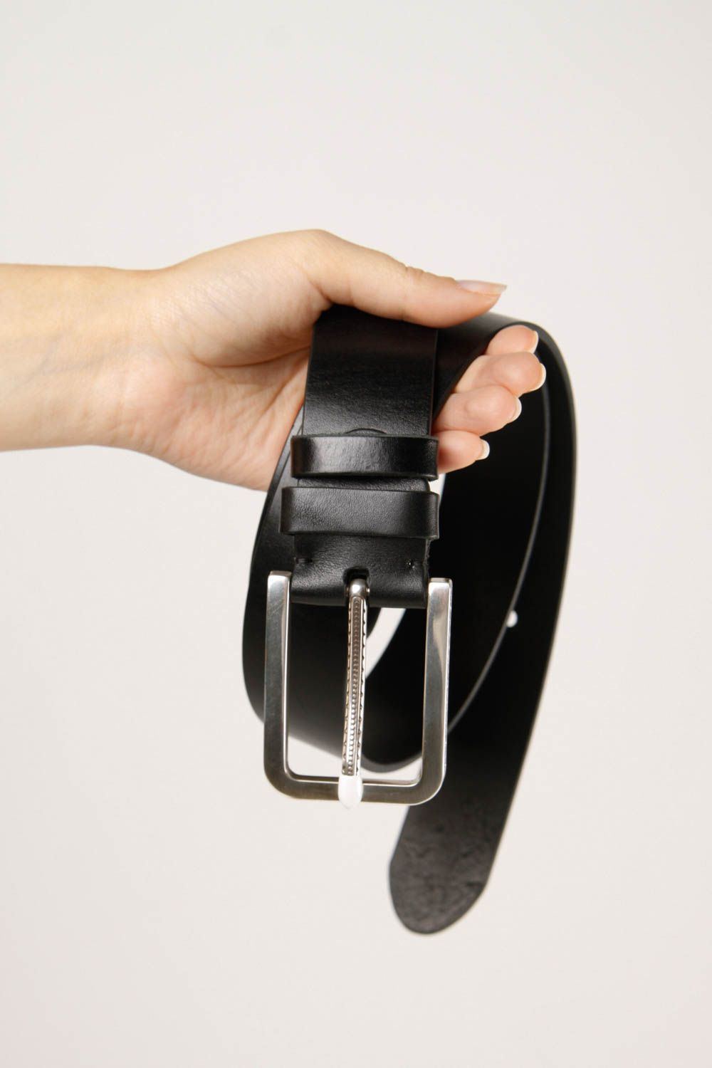 Cinturón de cuero hecho a mano color negro regalo para hombre accesorio de moda foto 2