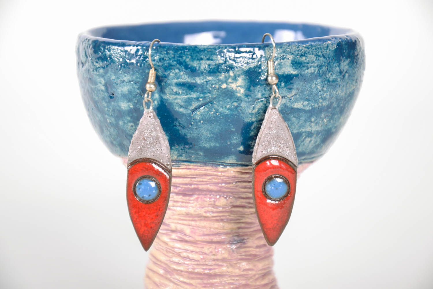 Brincos artesanais de cerâmica decorados com glacê foto 1
