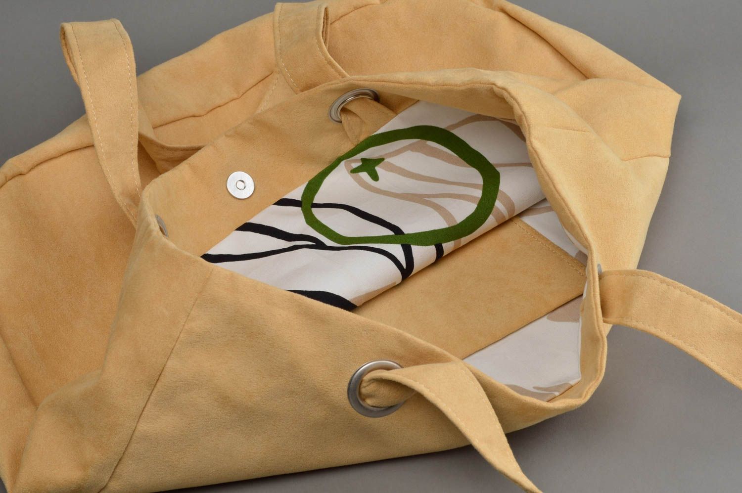 Вместительная женская сумка из ткани бежевая с двумя ручками аксессуар хенд мейд фото 3
