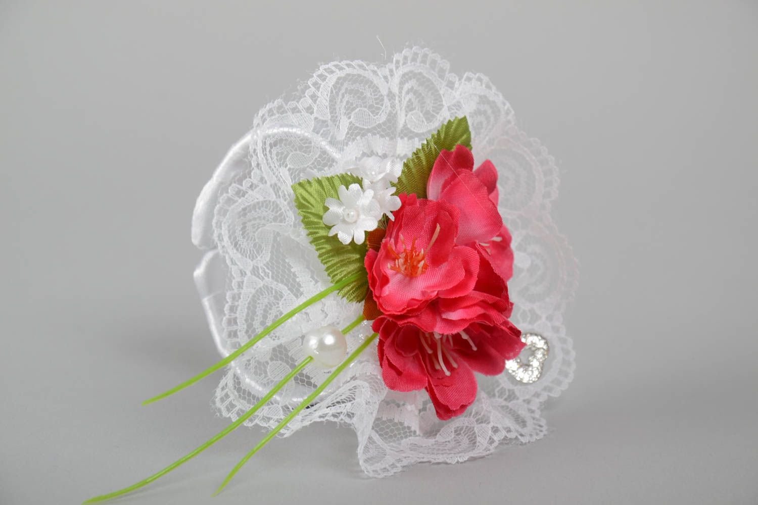Handmade Hochzeit Armband aus Kunstblumen mit Spitze und Plastikelementen foto 5