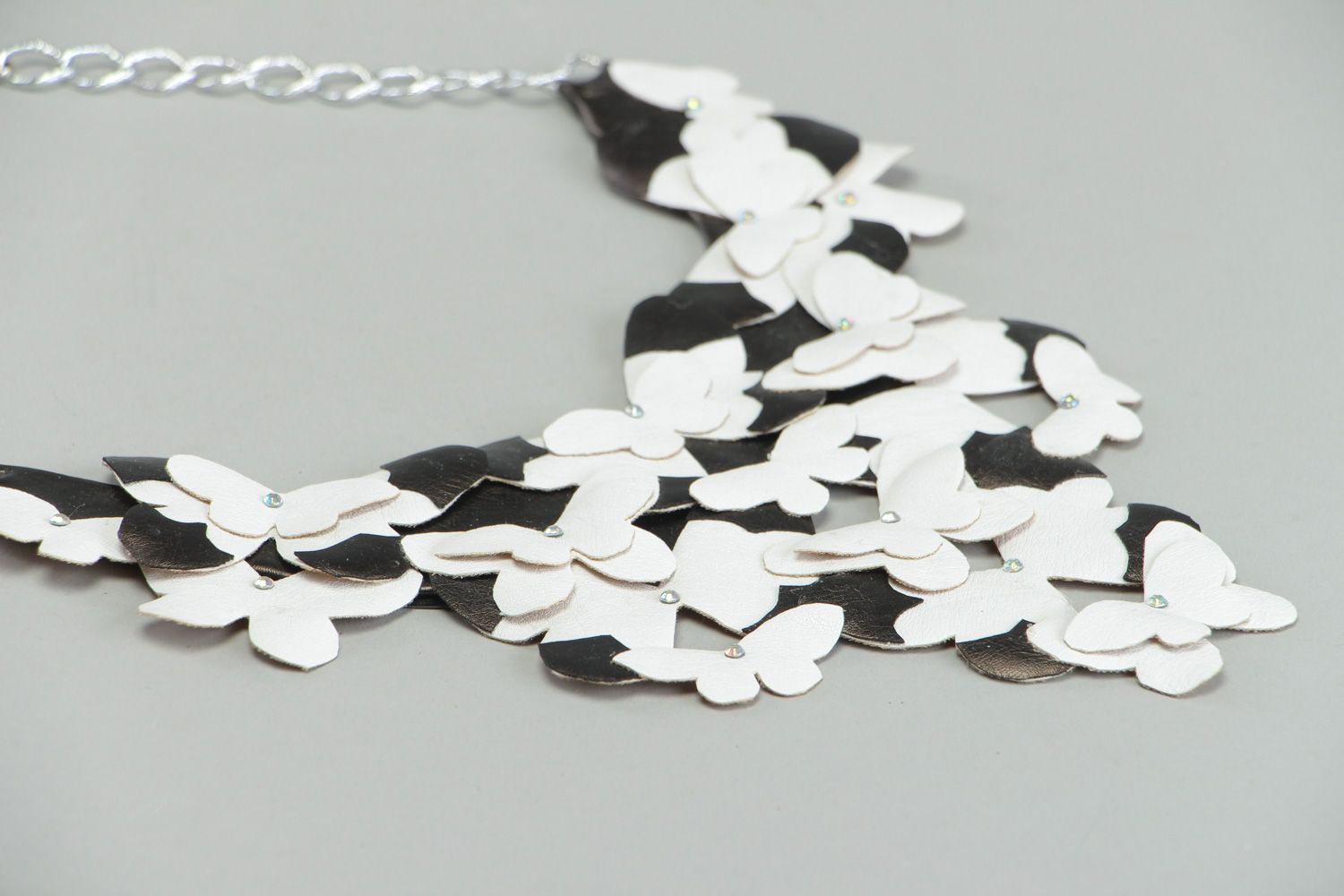 Ожерелье из кожзама черно-белое с бабочками на цепочке женское ручной работы фото 2
