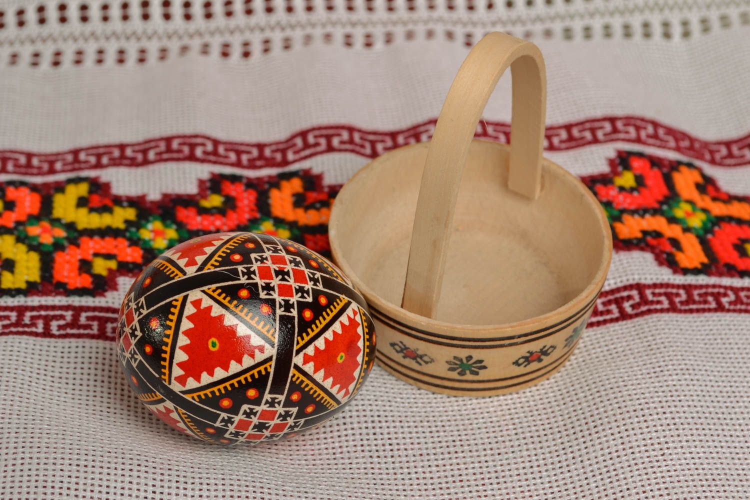 Panier avec oeuf de Pâques fait main original de style ethnique ukrainien photo 5