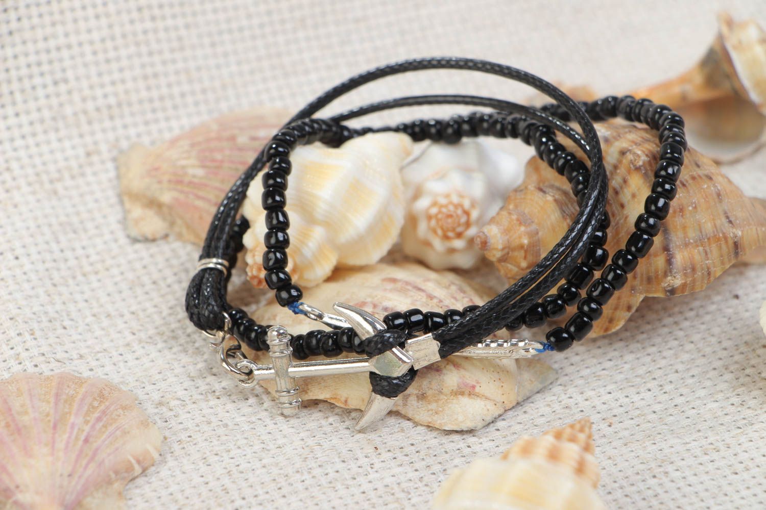 Bracelet unisexe perles de rocaille et lacet noirs avec pendeloque fait main photo 1