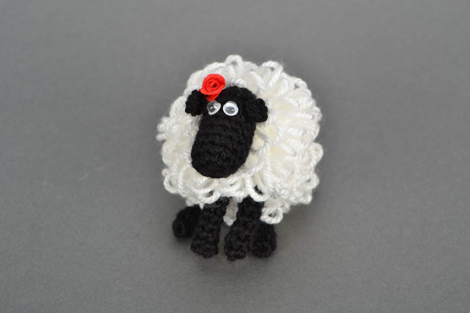 Schwarz-weißes Kuscheltier Schaf foto 4