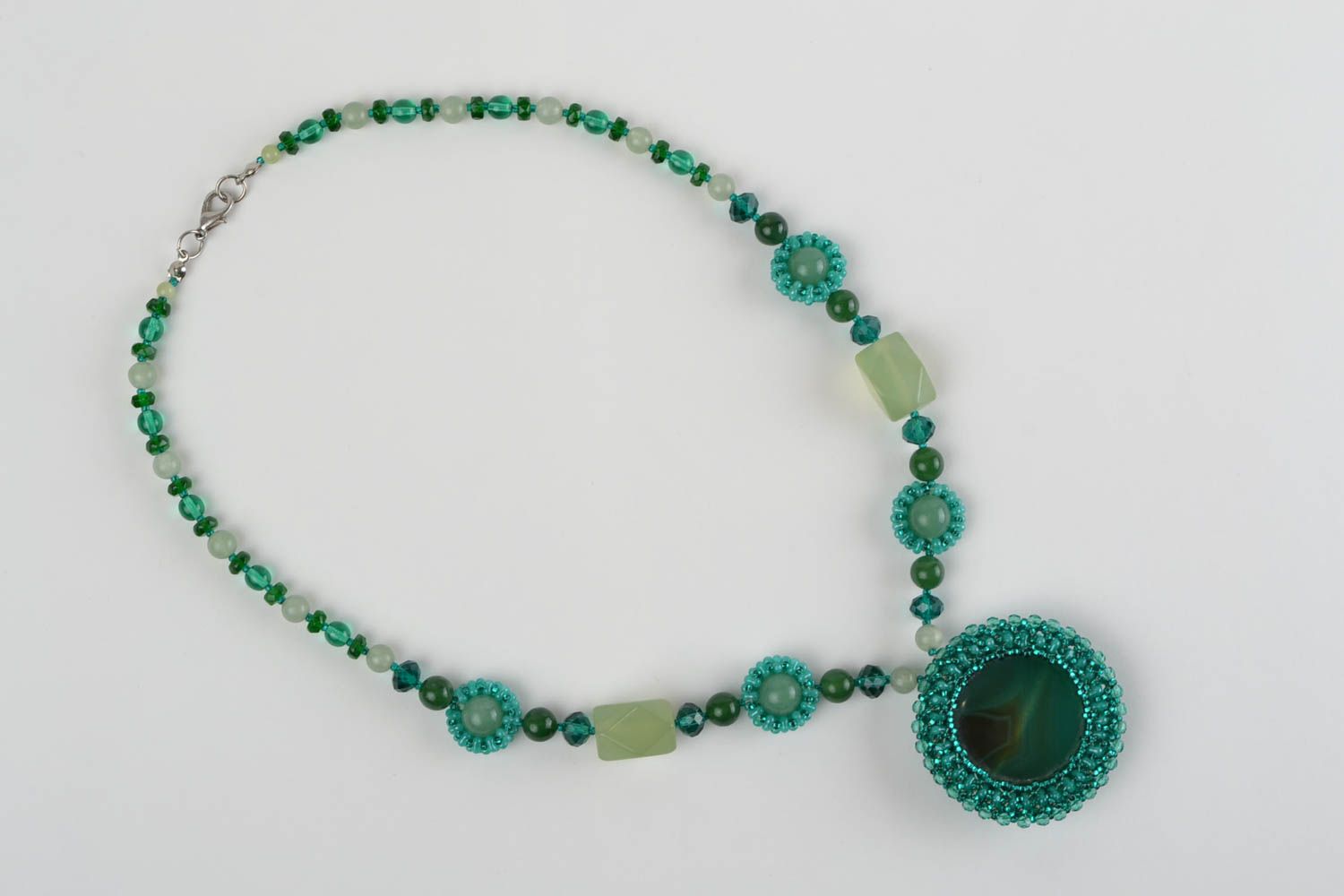 Collier en perles de rocaille et pierres avec pendentif rond fait main vert photo 2