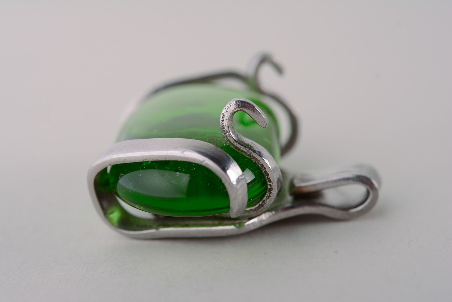 Металлический кулон из мельхиоровой вилки с зеленым искусственным камнем фото 2