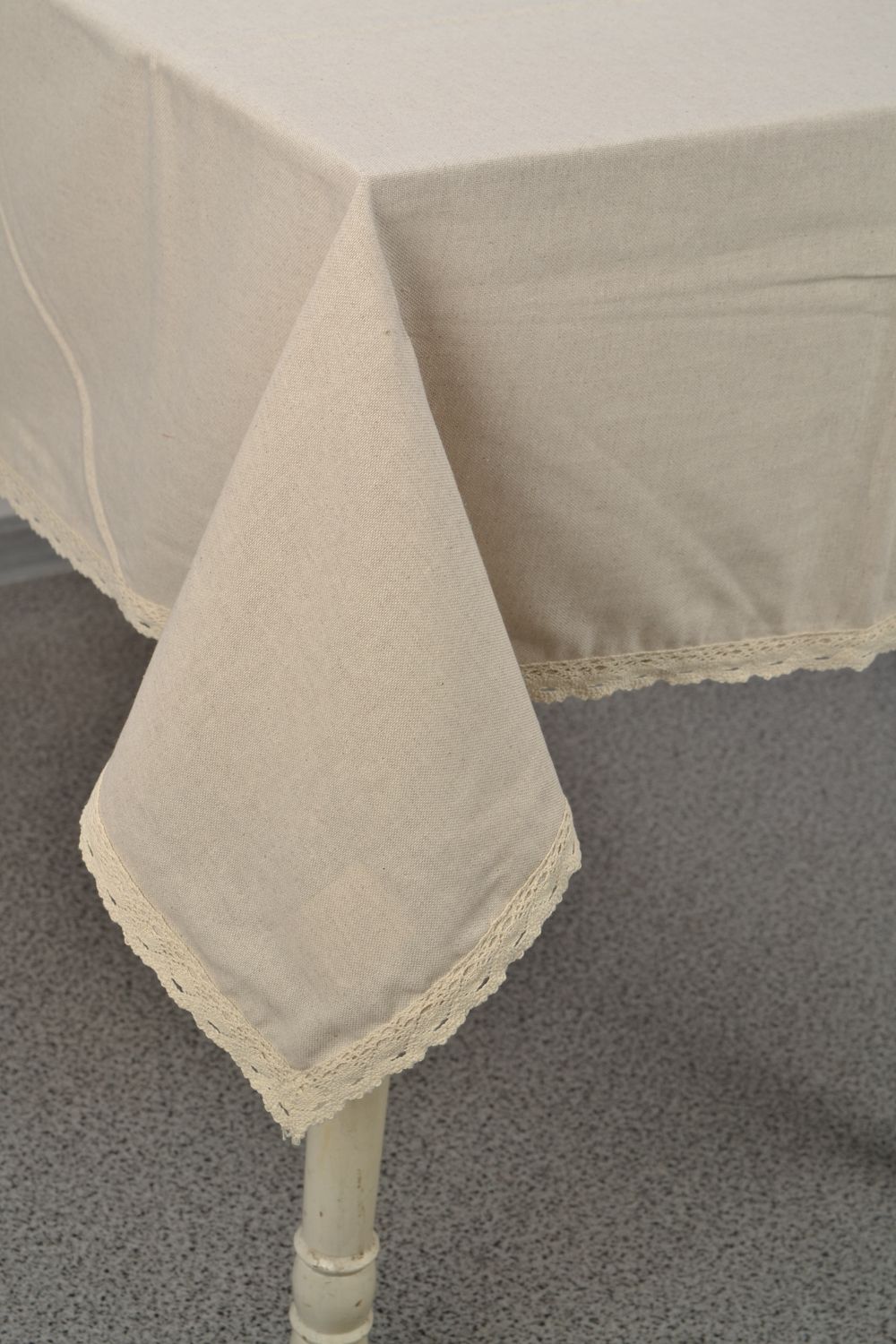 Mantel de mesa rectangular de algodón y poliamida con encaje de color gris foto 3
