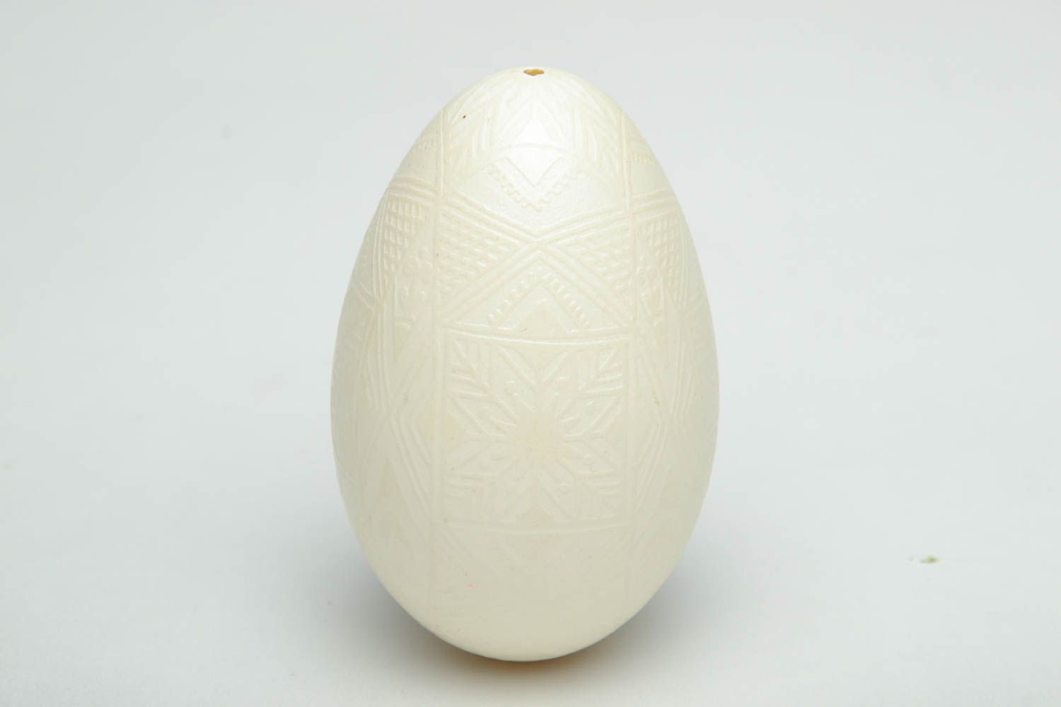 Oeuf de Pâques original traité au vinaigre fait main décoratif avec ornements photo 2